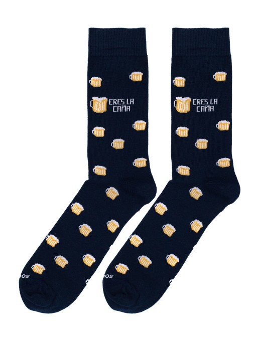 Calcetines divertidos sockandco media caña con mensaje ERES LA CAÑA y diseño de jarras de cervez.