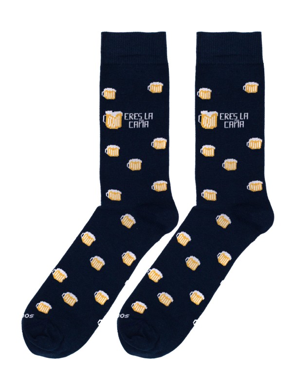 Chaussettes amusantes mi-mollet avec le message ERES LA CAÑA et le design de cruches à bière.